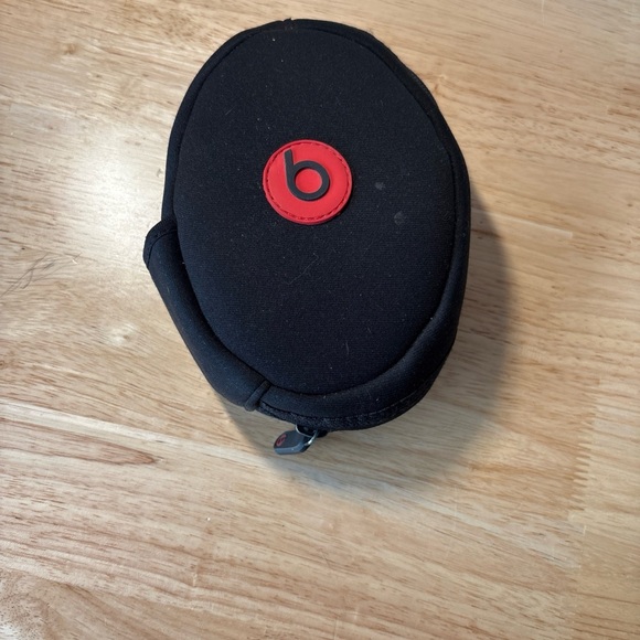 Beats Black and Red Headphone Case - Picture 1 of 4